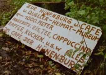 Hinweisschild zur Hünenburg und dem Cafe in 1000 Metern
