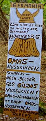 Hinweisschild auf 'Omas Nusskuchen'