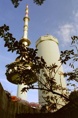 Der neue und der alte Fernsehturm, darunter der 'Laufsteg'